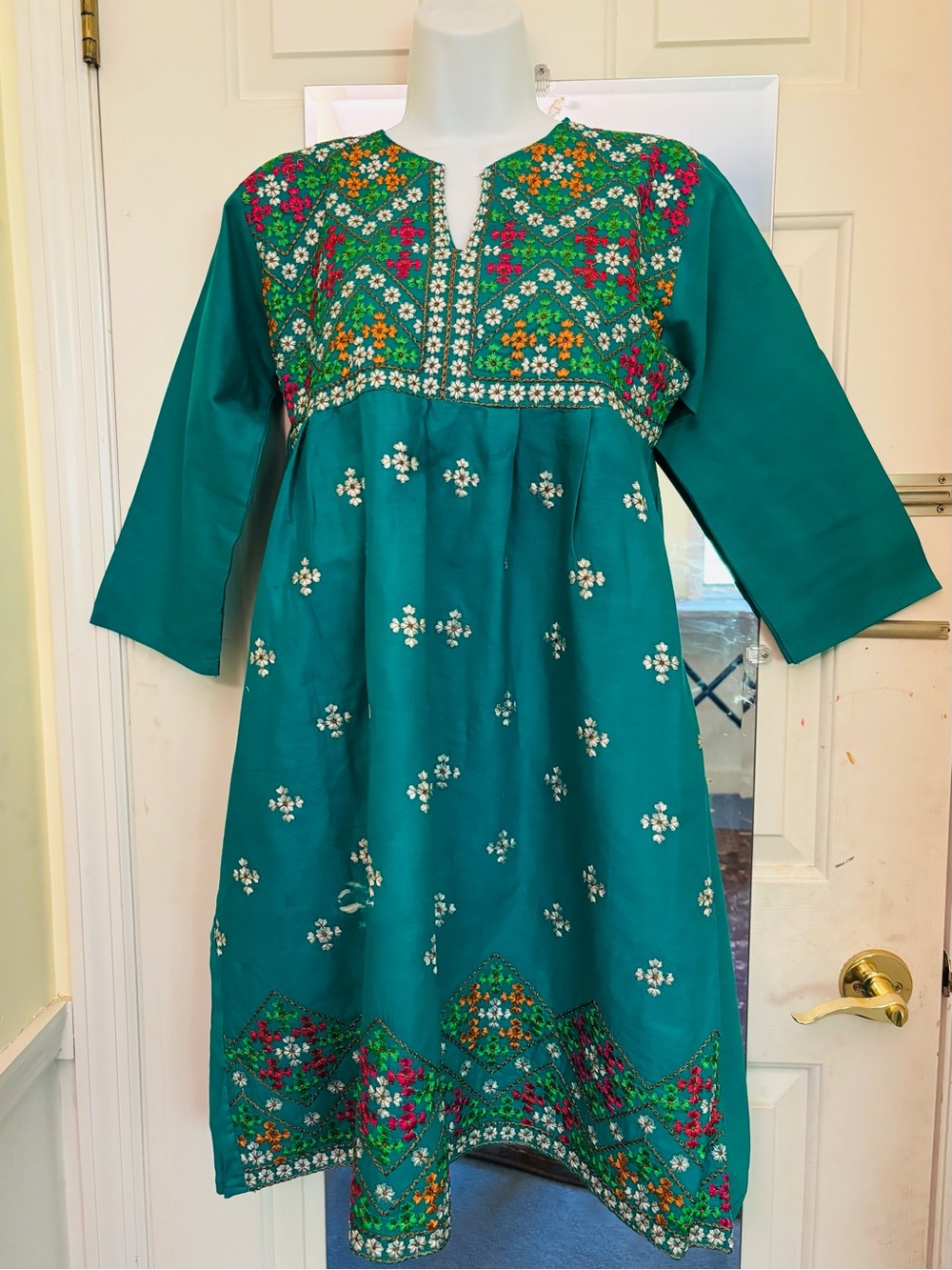 Turquoise green embroidered kurti/top! S sz